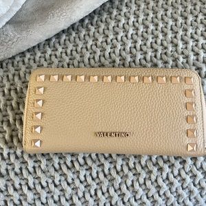 Grace Dollaro Valentino pink wallet